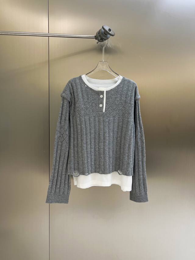 新款发售 2025秋冬新款 假两件拼接圆领毛织上衣 宽松廊形版型 好看到人手一件的上衣 非常复杂且繁琐 整个设计简约时髦 定制的羊毛纱线 拼接衬衫裁剪设计 舒适