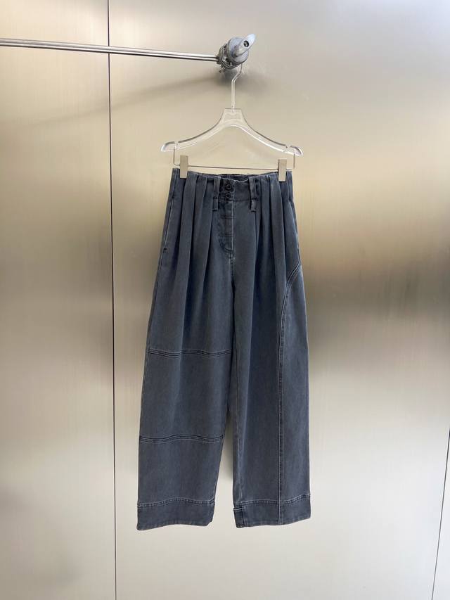 新款发售 2025秋冬新款 水洗捏褶不对称拼接工装长裤 超推荐的一款 面料有分量但又舒适有挺阔感 砂洗做旧工艺非常复杂 洗水调整了很多次 大货很正 效果也是赞的