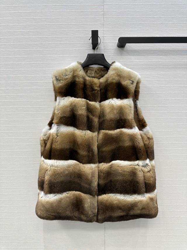独家首发 青紫蓝濑兔毛马甲外套，深浅棕白相间的条纹纹理，质感柔软蓬松纯天然皮草，横拼工艺设计复古美感打造时髦少女风！宽松廓形版型大气不挑人。优雅随性的时髦高级感