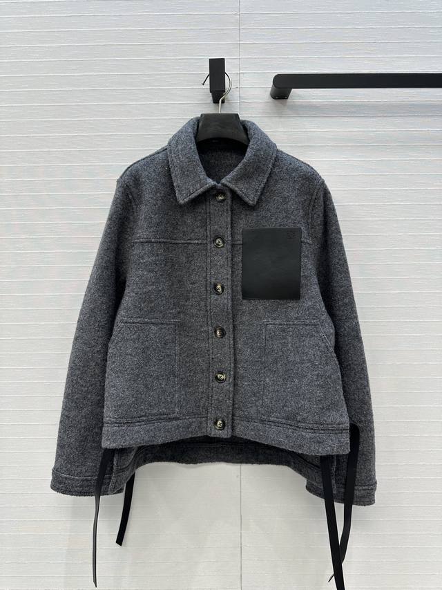 独家首发 爆单推荐，Lw时髦精穿搭！毛呢翻领工装夹克外套！手工油边皮条设计点睛之笔！经典前短后长H版型不挑人百搭又时髦！定制羊毛呢面料软糯质感两色3码，现货开抢
