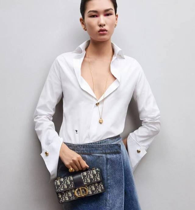 迪家 新款纯色 小蜜蜂刺绣露肩衬衣 两色三码Sml 面料:抗皱棉