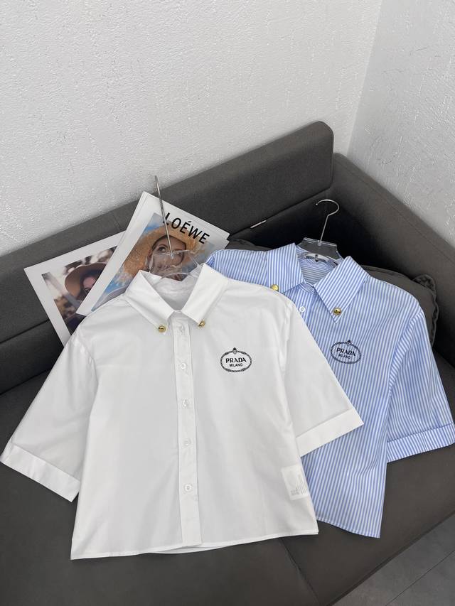 爆款 Prada 普拉达 胸前经典字母Logo 翻领短袖衬衫女短款 两色三码Sml 面料:棉