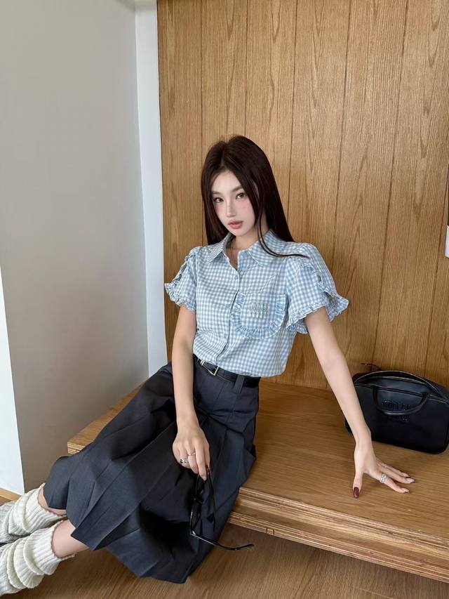 Mi U家2025Ss春夏新款荷叶花边袖子短袖衬衣 定制格仔面料 水染对色贝壳扣 工艺到位 甜美可爱 一色三码Sml 面料:棉 Mi U家2025Ss春夏新款荷叶花边袖子短袖衬衣 定制格仔面料 水染对色贝壳扣 工艺到位 甜美可爱 一色三码Sml 面料:棉