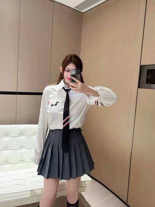 Thom Browne2025早秋新款学院风刺绣狗狗配领带白色长袖 一色三码Sml 面料:抗皱棉 Thom Browne2025早秋新款学院风刺绣狗狗配领带白色长袖 一色三码Sml 面料:抗皱棉