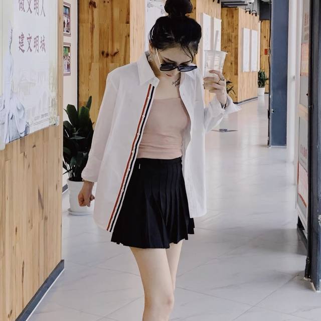 现货 经典爆款热卖 简单大牌,百搭款 ,一色三码Sml 现货 经典爆款热卖 简单大牌,百搭款 ,一色三码Sml