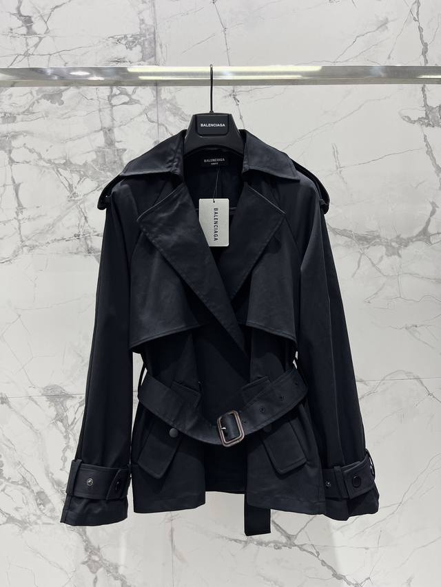 巴黎世家色收腰短款利落裁剪风衣外套 第一眼心动点 利落剪裁收腰设计：短款版型刚好卡在胯骨最细处，搭配微微收腰曲线，直接给我 腰臀比作弊 Buff！本梨形身材亲测