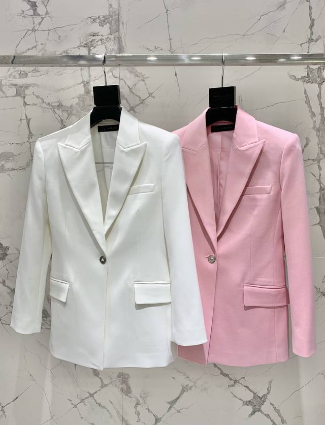 范思家一粒扣羊毛收腰西服 一粒扣的款式经典又不失时尚感，真的是让人爱不释手呢！ 这款西服的羊毛材质手感超级好，穿上身感觉超级舒适，保暖效果也是一流的哦！ 而且，