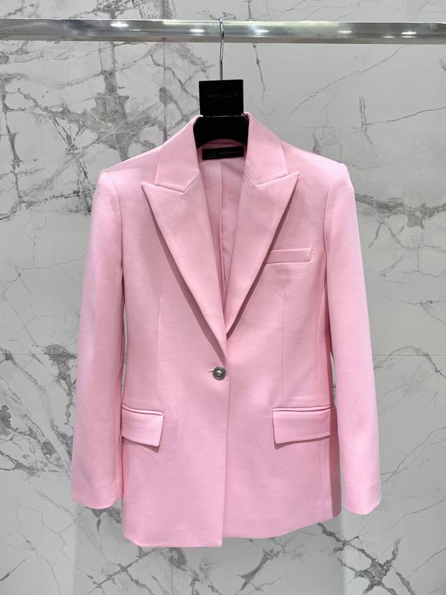 范思家一粒扣羊毛收腰西服 一粒扣的款式经典又不失时尚感，真的是让人爱不释手呢！ 这款西服的羊毛材质手感超级好，穿上身感觉超级舒适，保暖效果也是一流的哦！ 而且，