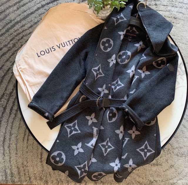 大衣 细看品质，99%的羊毛加1%的桑蚕丝， 手感细腻，贴合，亲肤，柔软，羊毛质感很好， 卢家提花打造的标志图案于外层的面料针织在一起， 全手工缝制稍有一点偏差