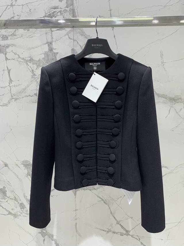 巴尔家斜纹羊毛外套 设计深深吸引了！斜纹羊毛的质感超级高级，立体剪裁，简直是气质与宫廷气质的完美结合！你就是那个走在街上都能吸引所有目光的女神！ 穿上显得肤色超