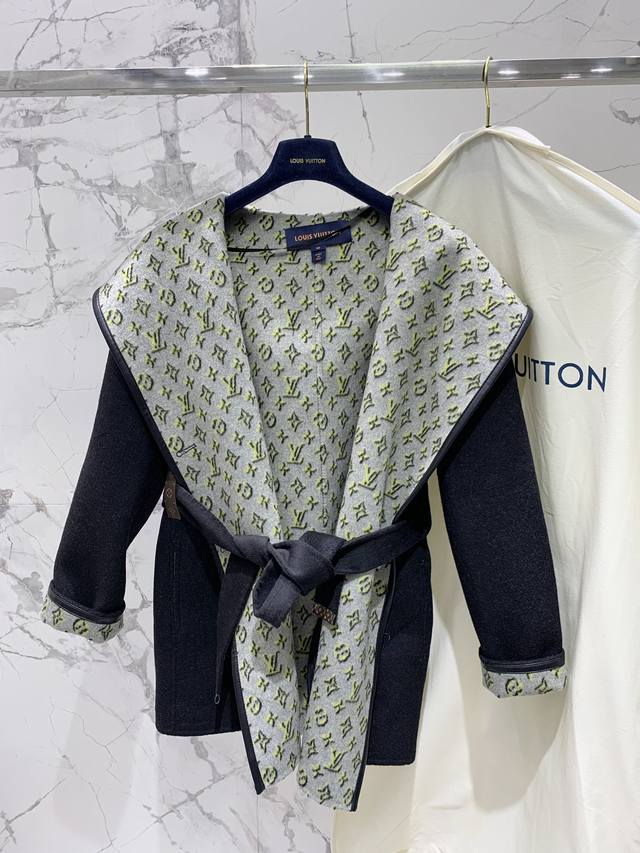 驴家 秋冬 双面提花羊毛大衣 市场最高版本 定制双面色织面料 高级质感时尚水泡款式 皮质油边包边 小字母提花 送防尘袋 码数Sml