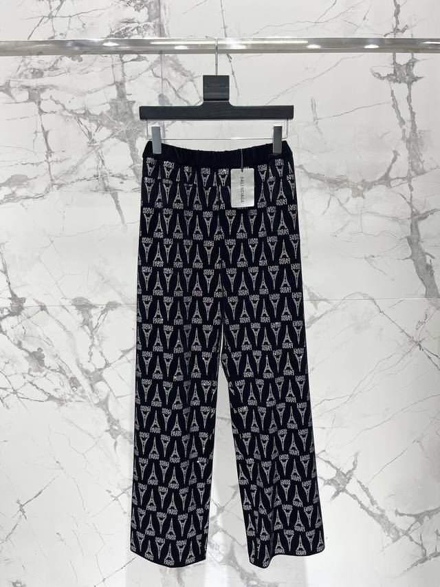 巴黎世家丝绒水钻铁塔长裤 初见这条裤子，细腻的丝绒面料，在灯光下泛着迷人的光泽，仿佛夜空中最亮的星。上面的水钻铁塔图案，更是点睛之笔，闪耀着璀璨的光芒，让人一眼