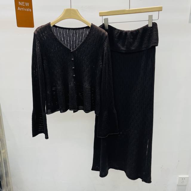 新款赫本风喇叭袖镂空设计上衣减龄通勤系带直筒针织半身裙两件套Sml黑色杏色灰色咖色