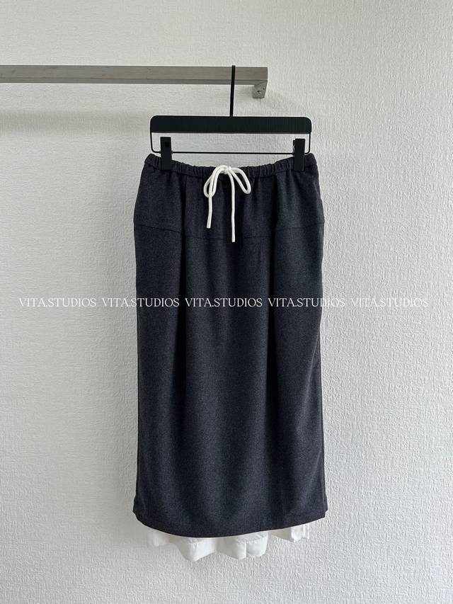 新品预售 双层后开衩优雅羊毛裙 采用50%羊毛42%聚酯纤维 4%羊绒3%氨纶 甄选珍贵羊绒与优质羊毛精心混纺 羊绒带来无与伦比的软糯触感 贴身穿着很舒服 同时