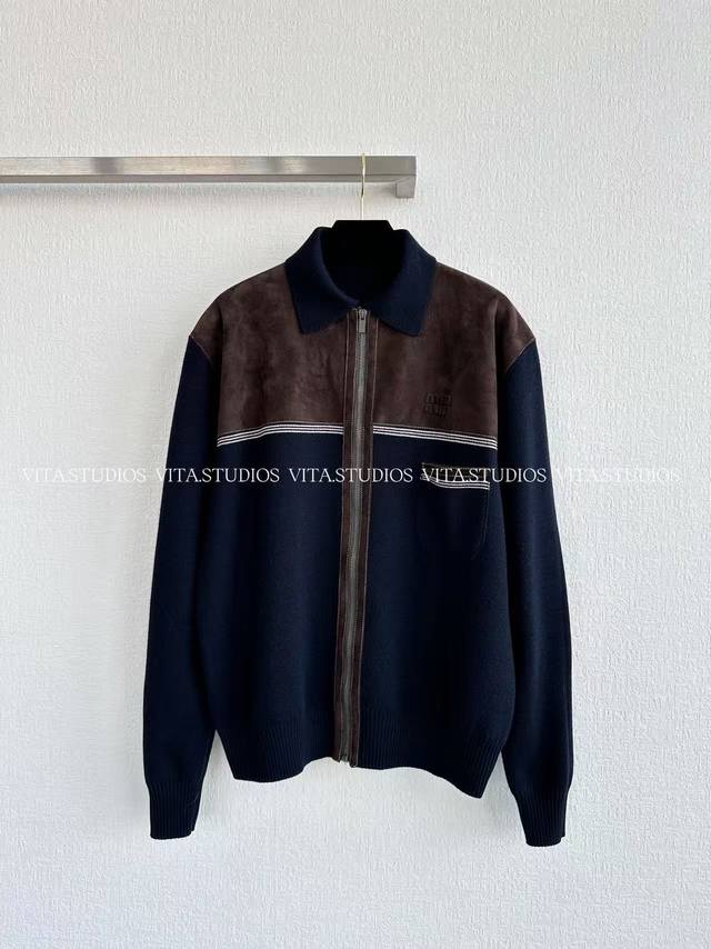 新品预售 撞色拉链开衫 采用100%羊毛绒拼接绒面羊皮混纺面料 羊毛赋予衣服良好的韧性，保持挺括的版型 羊绒细腻柔软，带来如云朵般轻柔的触感 贴身穿着舒适亲肤