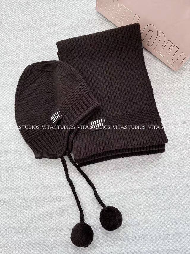 爆款翻单预定 针织护耳帽 采用优质羊毛羊绒混纺面料， 羊毛具有良好的保暖性，羊绒则以其细腻柔软的特性 将羊毛的保暖性与羊绒的细腻柔软完美融合 针织帽采用3针的针