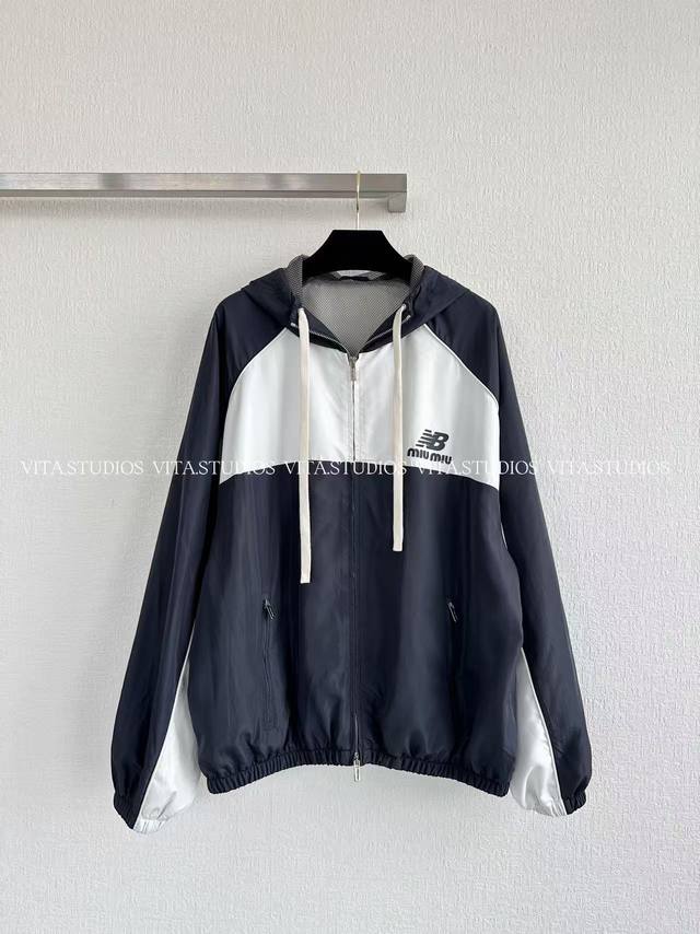 爆款现货 拼色棒球服外套 采用 100% 聚酯纤维面料，聚酯纤维具有良好的耐磨性，面料质地轻薄，运动，日常生活穿着不会有沉重感，方便活动 聚酯纤维具有一定的防水