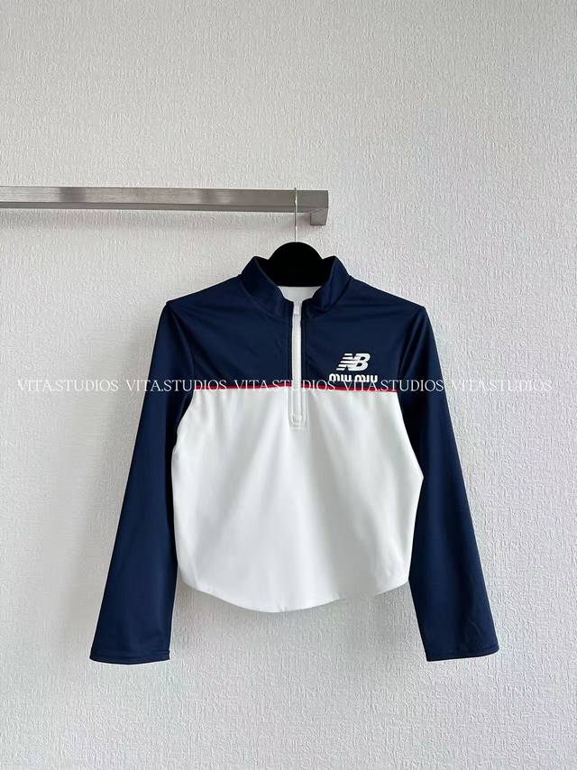 爆款现货 拼色半拉链上衣 采用涤纶与氨纶的混纺面料 涤纶具有出色的耐磨性、抗皱性和保形性，氨纶赋予面料良好的弹性，能够贴合身体曲线，穿着舒适自在 以藏蓝色和白色