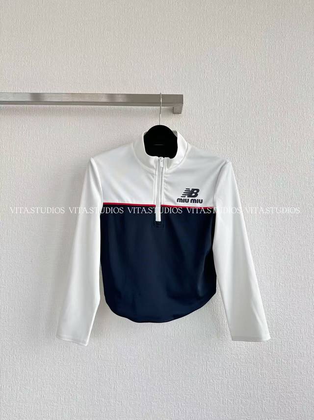 爆款现货 拼色半拉链上衣 采用涤纶与氨纶的混纺面料 涤纶具有出色的耐磨性、抗皱性和保形性，氨纶赋予面料良好的弹性，能够贴合身体曲线，穿着舒适自在 以藏蓝色和白色