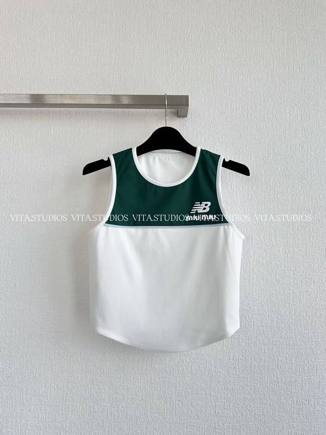 爆款现货 运动拼色背心 用涤纶和氨纶混纺面料 涤纶增强面料的耐磨性和抗皱性 氨纶面料良好的弹性，穿着时贴合身形，提升穿着的舒适度 采用双层做工，这种设计不仅增加