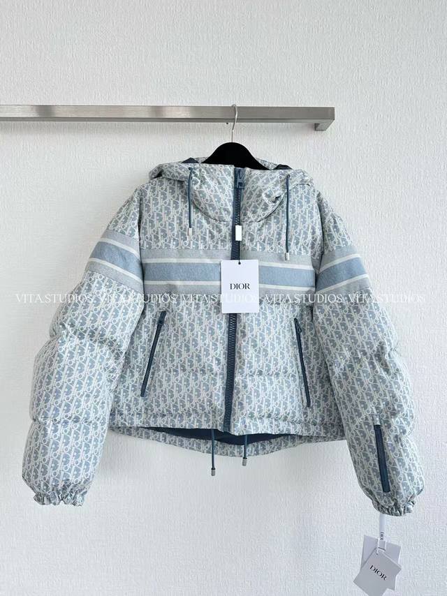 新品预售 Logo连帽外套 采用 100% 聚酯纤维面料 面料具有出色的耐磨性和抗皱性，能让棉服长久保持良好的外观，不易磨损和起皱 聚酯纤维具有防风性能，有效阻