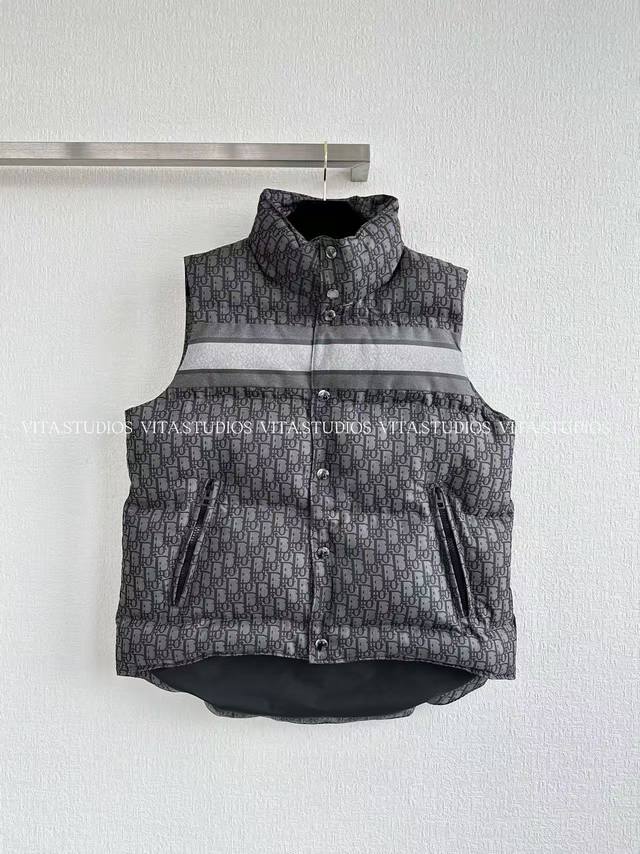 新品预售 Logo立领背心 采用 100% 聚酯纤维面料 面料具有出色的耐磨性和抗皱性，能让马甲长久保持良好的外观，不易磨损和起皱 聚酯纤维具有防风性能，有效阻