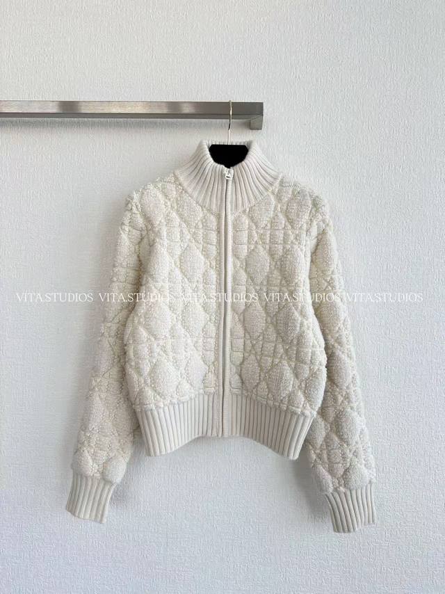 新品预售 立领菱格外套 采用100%羊毛绒混纺面料 羊毛赋予衣服良好的韧性 保持挺括的版型 羊绒细腻柔软 带来如云朵般轻柔的触感 贴身穿着舒适亲肤 菱格纹理立体