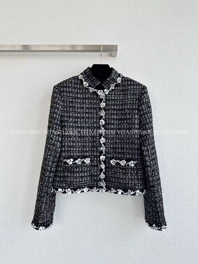 新品预售 格纹花边外套 采用羊毛和涤的混纺面料 羊毛赋予外套良好的保暖性与高级质感 涤纶增强面料抗皱性，使格纹图案长久保持挺括清晰 工艺上面布整件对格对条裁 里