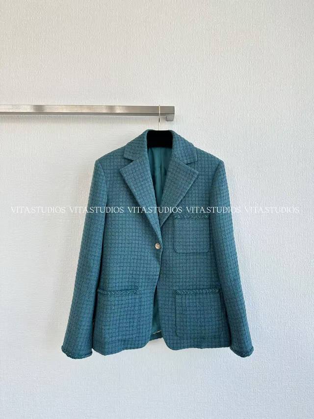 爆款现货 方格西装外套 采用 70% 羊毛与 30% 涤的面料配比，羊毛赋予外套柔软亲肤的触感和出色的保暖性能 涤纶增强面料的耐磨性和抗皱性，日常穿着不易磨损和