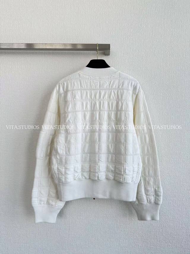 爆款现货 夹克外套 采用真丝、棉与锦纶的混纺面料 真丝赋予外套细腻光滑的触感与高级光泽感，提升整体奢华质感 棉纤维带来良好的亲肤性与透气性 锦纶增强面料抗皱性，