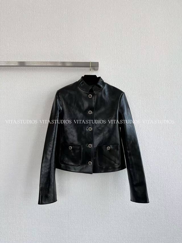 爆款翻单出货 双口袋真皮外套 严选进口镀膜小羊皮，皮质细腻柔软且富有弹性。重磅真丝内衬，丝滑亲肤，与小羊皮内外呼应，上身奢华又舒适。 立体裁剪 贴合人体曲线，让