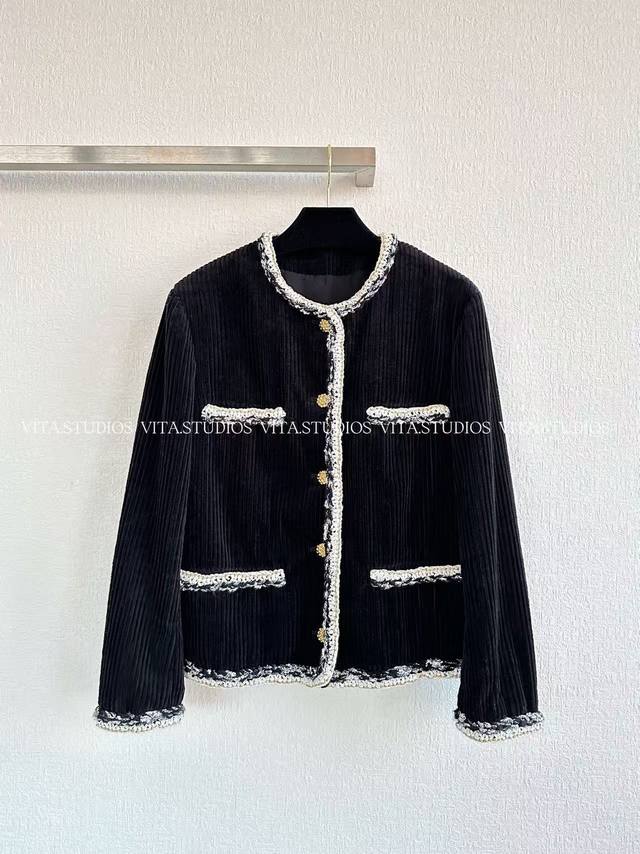 爆款现货 灯芯绒外套 采用棉和桑蚕丝面料组成 棉质面料舒适亲肤，透气性良好，经过洗水工艺处理后，面料更加柔软且富有质感 里布选用提花双桥桑蚕丝面料，真丝材质细腻