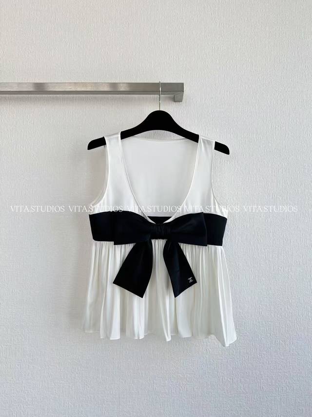 爆款少量现货 蝴蝶结上衣 采用100%真丝面料，真丝细腻光滑，拥有天然光泽，使上衣看起来质感十足 真丝能给予肌肤轻柔的触感，亲肤性极佳 真丝具有良好的透气性和吸