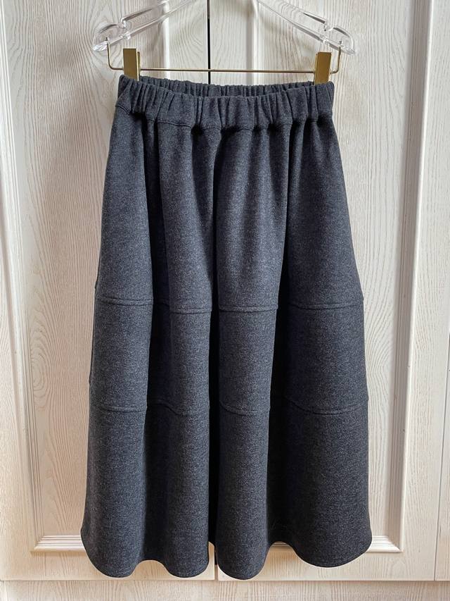 冬日格雷系优雅 高级拼接裁剪 灰色羊毛呢花苞半身裙 松紧腰内抽绳设计 立体廓形层次感 能有效修饰腰臀胯 非常适合亚洲人身型哦 羊毛混纺毛呢材质 重磅加厚哦 单件