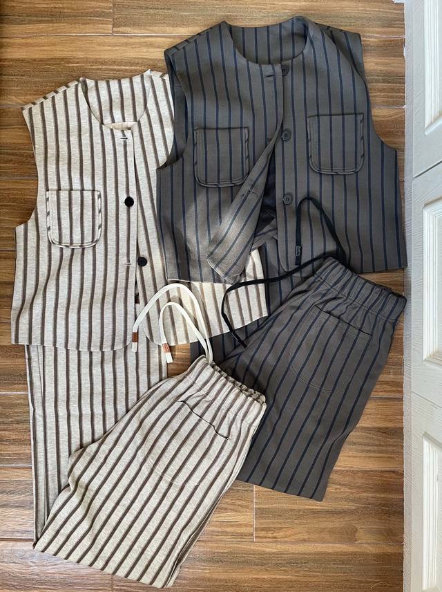 上身秒瘦 这个秋冬要纤细到底~ 雅痞复古竖条纹 设计感箱型纽扣马甲外搭懒人松紧腰奶奶裤 微带磨毛效果的人棉混纺绒面材质 厚度适中 手感细腻柔弹 摸着就渐生暖意