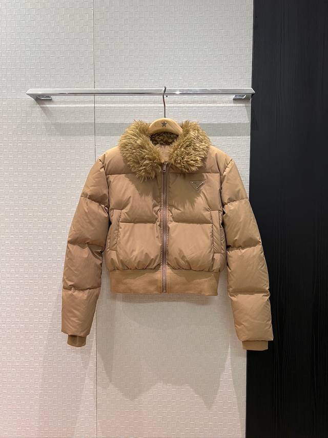 秋冬新款 胸前三角标装饰 两穿毛毛翻领短款羽绒服 收腰夹克面包服 毛领可拆卸 下摆罗纹束腰 开模五金配件 甜酷减龄 90羽绒10羽毛黑色卡其 Sml