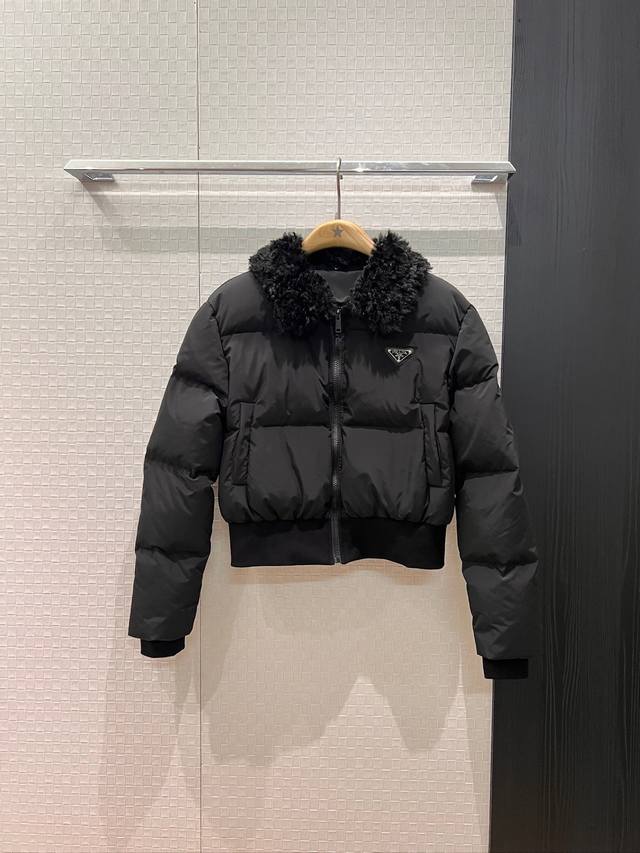 秋冬新款 胸前三角标装饰 两穿毛毛翻领短款羽绒服 收腰夹克面包服 毛领可拆卸 下摆罗纹束腰 开模五金配件 甜酷减龄 90羽绒10羽毛黑色卡其 Sml