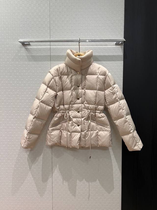 秋冬新款 罗纹高领抽绳设计羽绒服外套 抽绳收腰可调节五金配件开模 90羽绒10羽毛 拉链口袋 宽松减龄 休闲百搭 黑色卡其 Sml