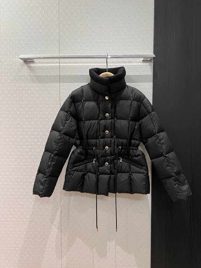 秋冬新款 罗纹高领抽绳设计羽绒服外套 抽绳收腰可调节 五金配件开模 90羽绒10羽毛 拉链口袋 宽松减龄 休闲百搭 黑色卡其 Sml