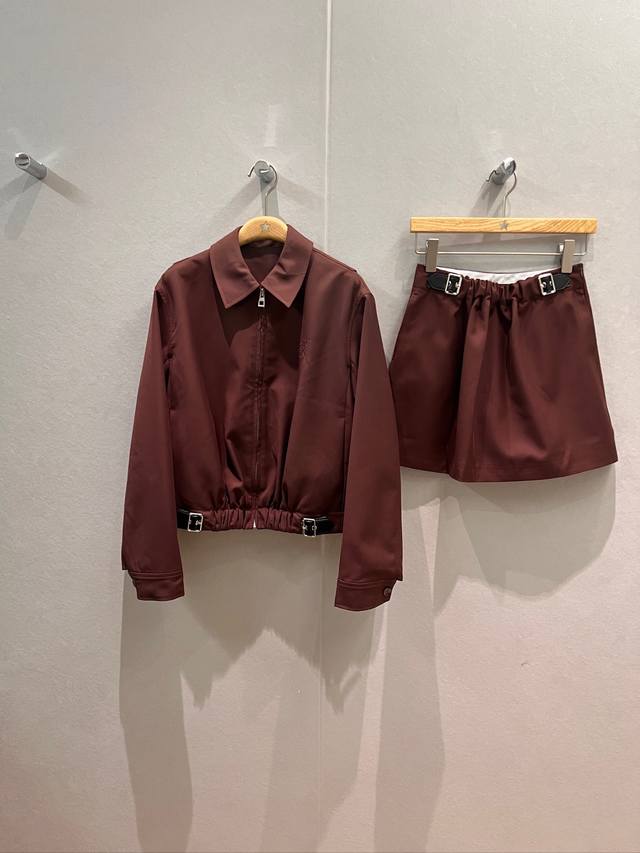 新款 Loewe皮带扣系列下摆松紧皮带可调设计 翻领宽松夹克外套 时尚休闲 经典皮标装饰 黑色胸前没有刺绣 可搭同款半裙短裤 黑色咖色 S-Xl