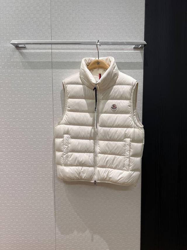 新款蒙口 经典立领鹅绒马甲 胸前Logo徽章装饰 Logo印花织带包边 开模五金 90羽绒10羽毛宽松休闲 男女可穿 减龄百搭 黑白卡其 1-5