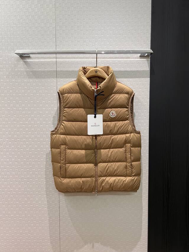 新款蒙口 经典立领鹅绒马甲 胸前Logo徽章装饰 Logo印花织带包边 开模五金 90羽绒10羽毛宽松休闲 男女可穿 减龄百搭 黑白卡其 1-5