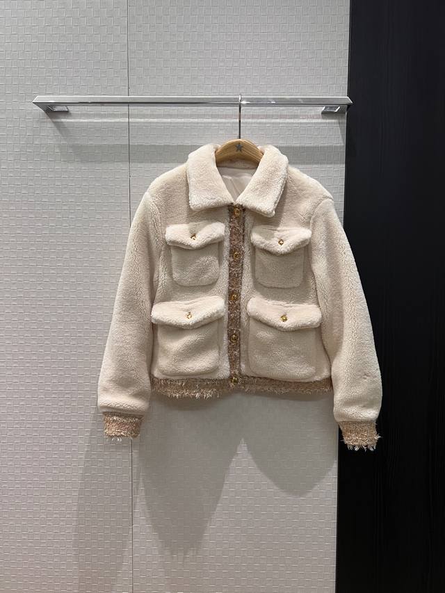 新款来袭凯旋门金扣翻领泰迪毛毛外套拼接粗花呢设计 四口袋装饰 休闲减龄 可爱百搭 保暖加分 白色咖色 Sml