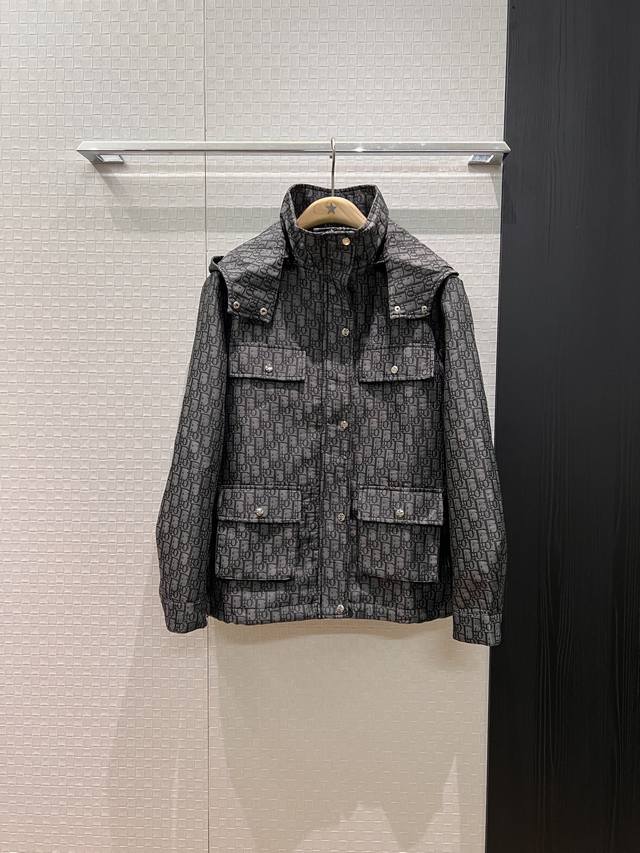 新款灰色经典Logo字母提花立领连帽夹克外套 帽子可脱卸 工装四口袋装饰 配送腰带 背后经典Logo织带 宽松随意 休闲百搭 帅气十足Sml