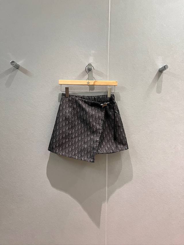 新款推荐格蕾系灰色老花 不对称裙摆系扣装饰裙裤 假两件设计 松紧腰短裤 经典老花提花面料 高腰显瘦 两侧口袋 气质减龄 运动休闲 甜美百搭Sml