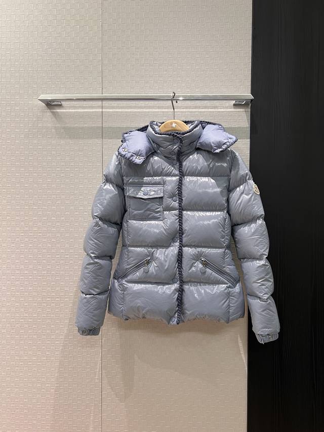 新款 重工绣编织花边连帽羽绒服外套 帽子可拆卸经典Logo袖标装饰 90羽绒10羽毛 宽松休闲 修身减龄时尚百搭 蓝色白色 1-4