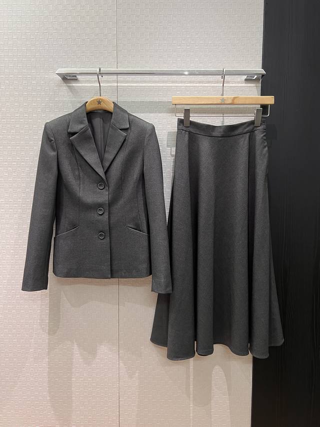 新款 吉娜同款 法式极简A字半裙 可搭同款西装外套两侧有口袋 A字伞裙摆 气质通勤 减龄百搭 黑色灰色 S-Xl