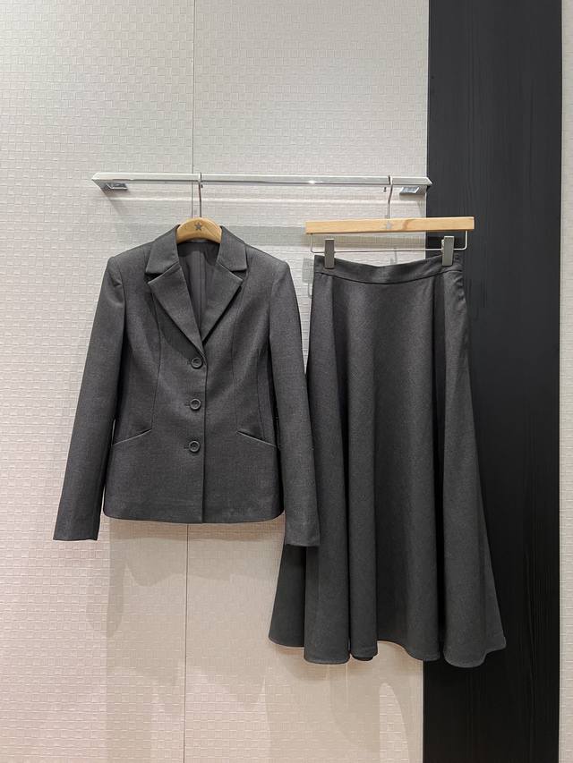 新款 吉娜同款 经典法式单排扣收腰西装外套 修身显瘦 两侧口袋 极简设计 通勤时尚 气质百搭 可搭同系列A字半裙 黑色灰色S-Xl