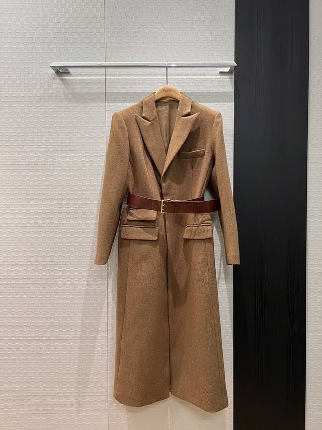 新款杨幂同款 Rl人纹羊毛西装领大衣长款外套 不对称口袋设计 配送腰带收腰装饰 松弛感老钱风必备 时尚帅气 气质百搭 羊毛混纺 美拉德棕Sml