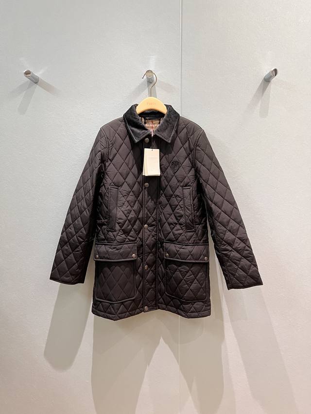 秋冬冲冲张婧仪 孔孝真 沈佳钰同款 灯芯绒领菱格棉服外套 中长款 胸前刺绣徽章Logo 经典格纹内衬 开模五金配件排扣设计 两侧翻盖大口袋 学院风休闲减龄 黑色